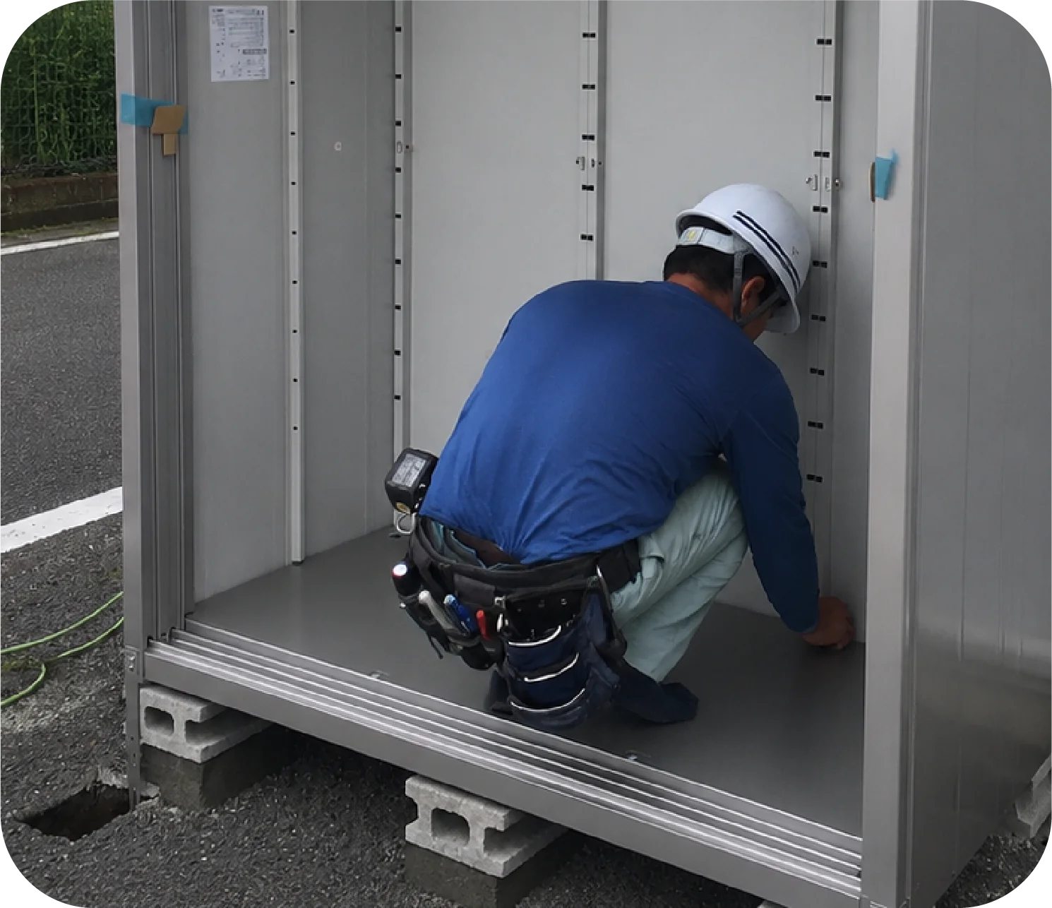 物置の組み立て・設置作業の様子